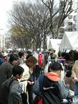 早稲田地域最大のフリーマーケットに集まる人々