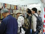 賑わう早稲田青空古本祭会場