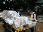 雨の中でも熱心に本を探すお客さん